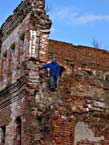 Гена штурмует развалины Никитского монастыря